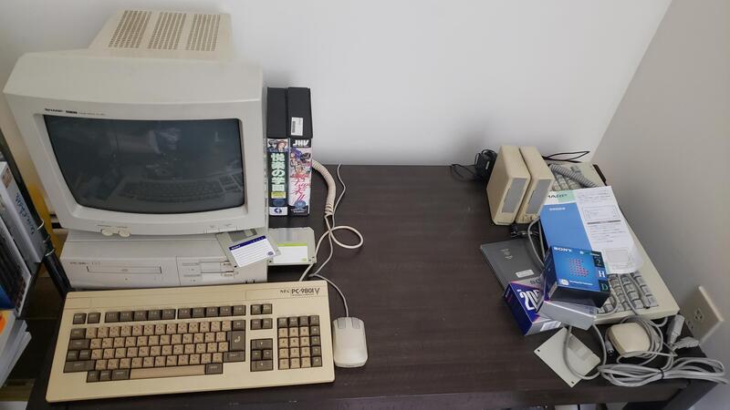 (Image of an NEC PC-9821 Ce2 computer on a desk, along with various peripherals and a little software.)